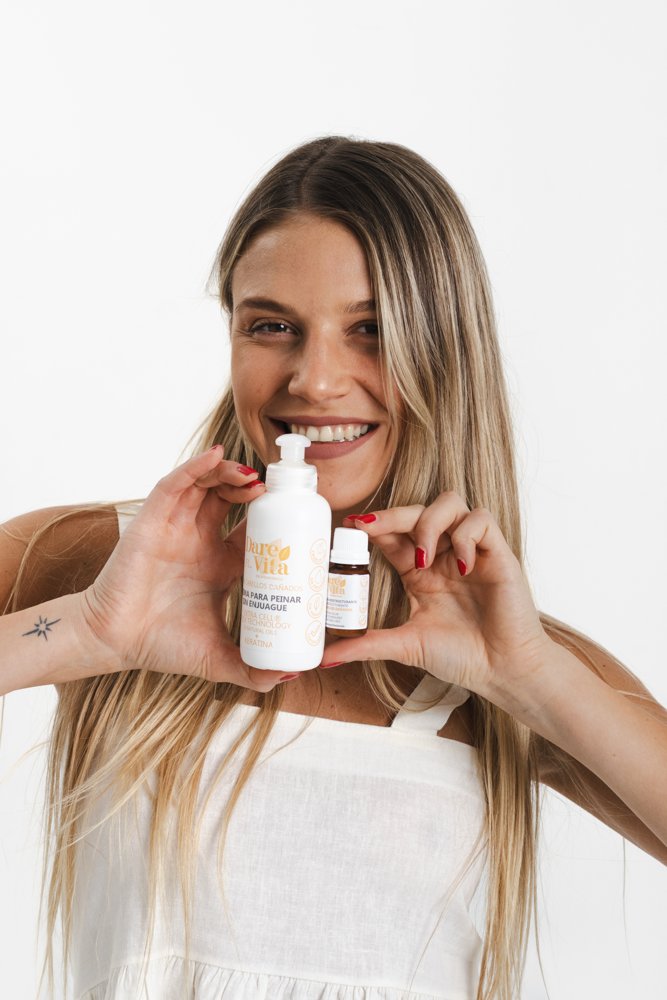 Clienta con la Crema para peinar y el Shock Extra Reestructurante de Dare Vita
